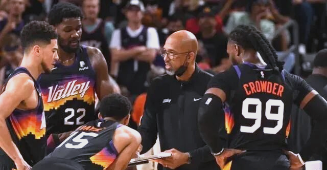 山西队鏖战独行侠,布克关键制胜 山西队鏖战独行侠,布克关键制胜